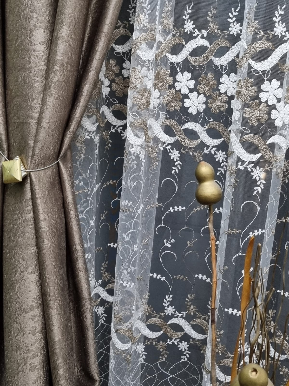 Set 2 draperii black-out Mastel bej-nisip cu perdea brodata ivoire-bej model BR6 confectionate cu rejansa - imagine 3