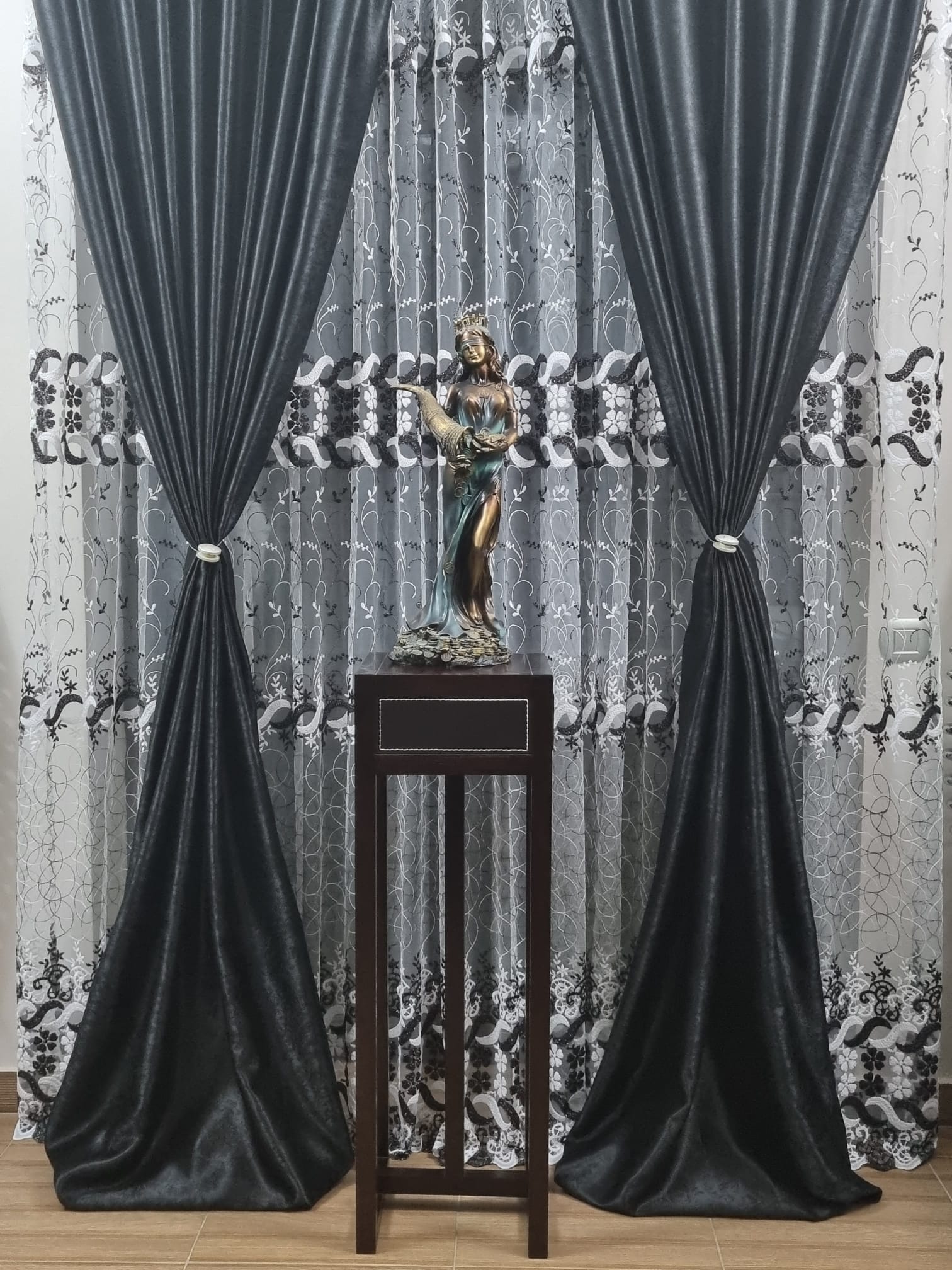 Set 2 draperii black-out Mastel negru cu perdea brodata alb-negru model BR6 confectionate cu rejansa