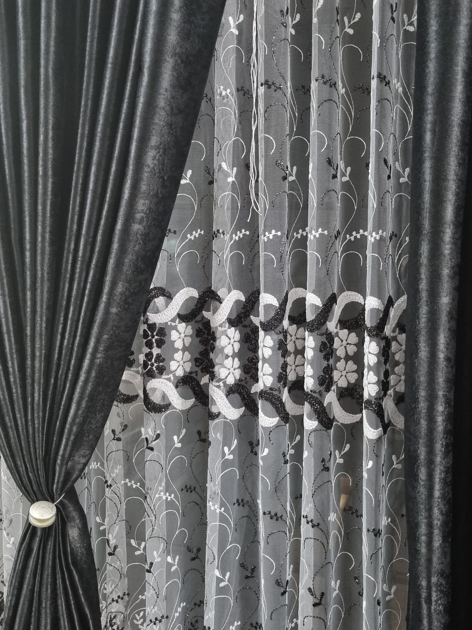 Set 2 draperii black-out Mastel negru cu perdea brodata alb-negru model BR6 confectionate cu rejansa - imagine 3