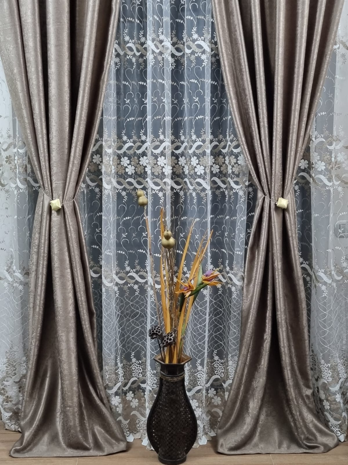 Set 2 draperii black-out Mastel bej-nisip cu perdea brodata ivoire-bej model BR6 confectionate cu rejansa