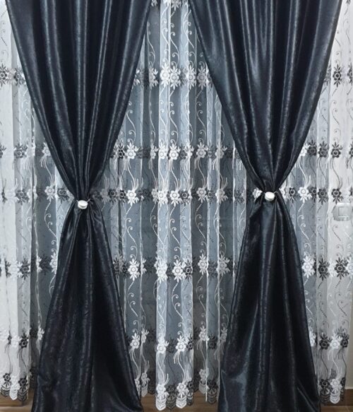 Set MASTEL 2 draperii black-out negru cu perdea brodata alb-negru model BR7 confectionate cu rejansa