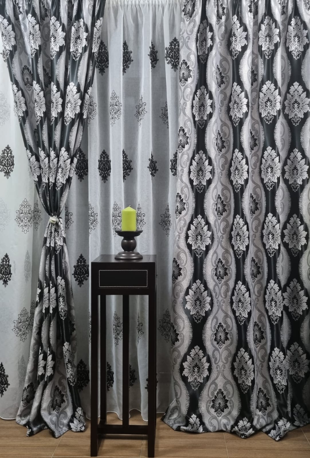 Set 2 draperii black-out MASTEL gri negru cu perdea brodata Ivoire-negru B3M ,confectionate cu rejansa