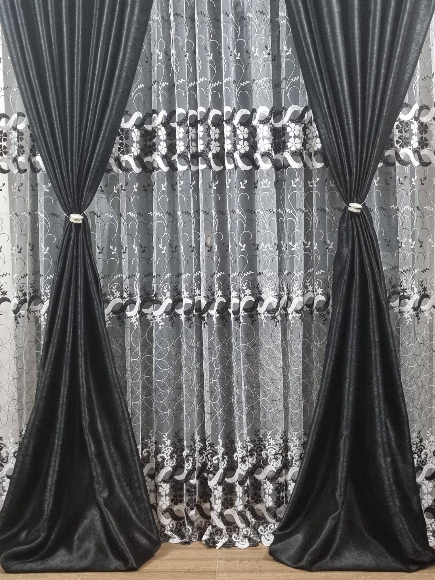 Set 2 draperii black-out Mastel negru cu perdea brodata alb-negru model BR6 confectionate cu rejansa - imagine 4