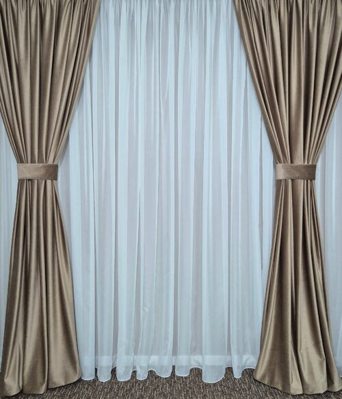 Set MASTEL 2 draperii catifea lux bej cu perdea voal alb confectionate cu rejansa