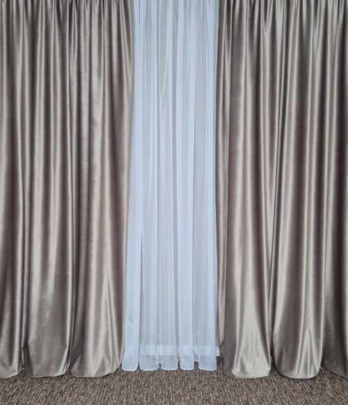 Set MASTEL 2 draperii catifea lux bej nisip cu perdea voal ivoire confectionate cu rejansa