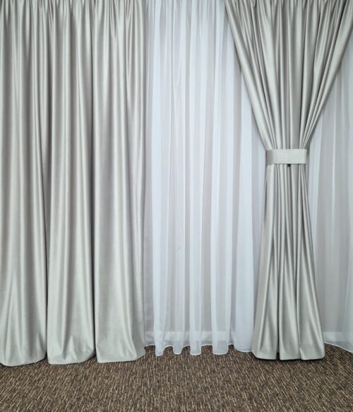 Set MASTEL 2 draperii catifea lux gri deschis cu perdea voal ivoire confectionate cu rejansa