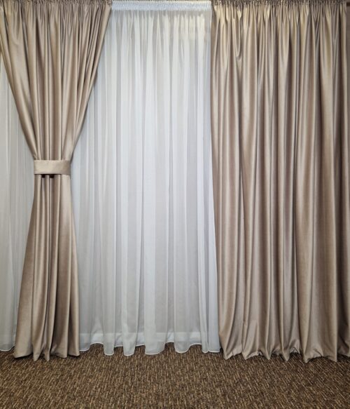 Set MASTEL 2 draperii catifea lux crem deschis cu perdea voal alb confectionate cu rejansa