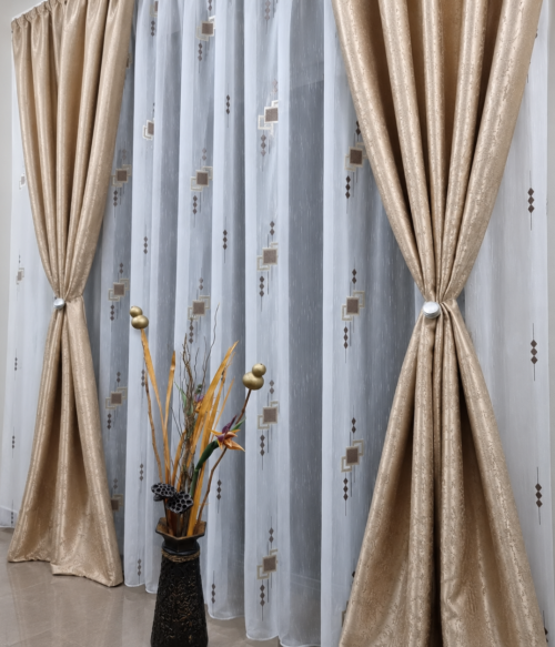 Set MASTEL 2 draperii black-out bej cu perdea crem model M5 confectionate cu rejansa