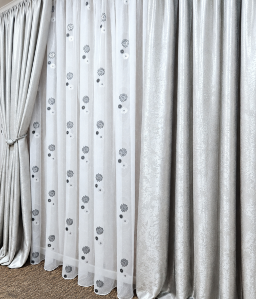Set MASTEL 2 draperii black-out gri deschis cu perdea alb-gri model M6 confectionate cu rejansa