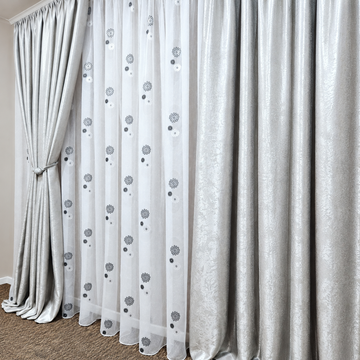 Set MASTEL 2 draperii black-out gri deschis cu perdea alb-gri model M6 confectionate cu rejansa